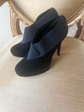 $475 STUART WEITZMAN Black Suede Elastic Platform Ankle Booties Heels Size 6